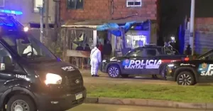 Un hombre resultó muerto y otro herido tras un feroz ataque a balazos en la zona oeste de Rosario, muy cerca del complejo penitenciario