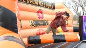 Villa Gobernador Gálvez celebra este domingo “El día de las Infancias” con juegos inflables en el parque regional