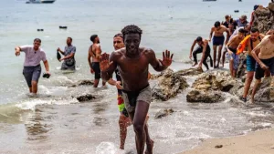 Gente entrando en España