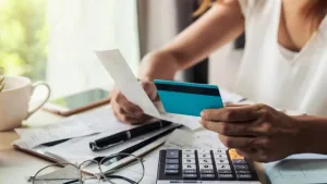Advierten que la morosidad volvió a crecer en julio y preocupa el endeudamiento de las familias