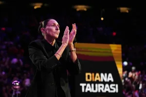 Diana Taurasi y un homenaje a su familia en la ceremonia de despedida