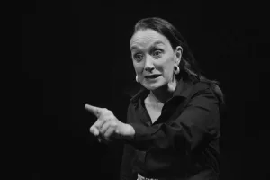 La consagración del instante: la actriz Claudia Cantero regresa a Rosario con el imperdible unipersonal “Muy a mi pesar”