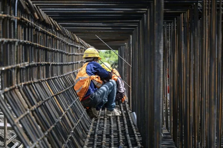 El empleo registrado perdió 109.700 puestos en un año: el sector privado explica la mayor parte de la baja