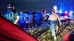 Saqueo del camio volcado en la autopista