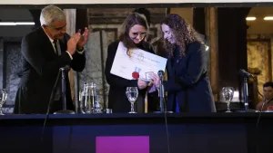 La UNR otorgó el título de Doctora Honoris Causa a Lucrecia Martel, una de las cineastas más influyentes del cine contemporáneo