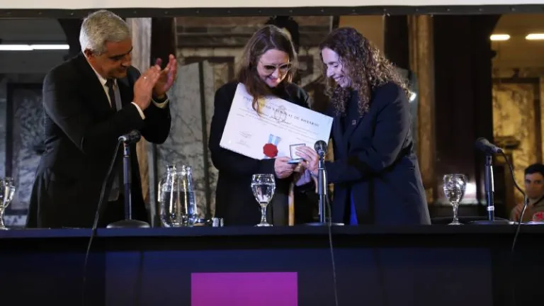 La UNR otorgó el título de Doctora Honoris Causa a Lucrecia Martel, una de las cineastas más influyentes del cine contemporáneo