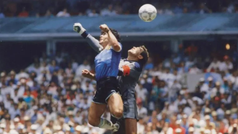 La pelota Adidas Azteca con la que Diego Maradona marcó «La Mano de Dios» y el «Gol del Siglo» se vendió por una cifra millonaria