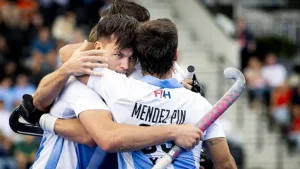 La Selección argentina masculina de hockey, más conocida como Los Leones, aplastó 7-1 a Nueva Zelanda, en el cierre del Grupo A del Mundial, y consiguió la clasificación a la segunda fase. Sus rivales en la próxima instancia, en la que buscará obtener un lugar en las semifinales, serán Inglaterra e India.
