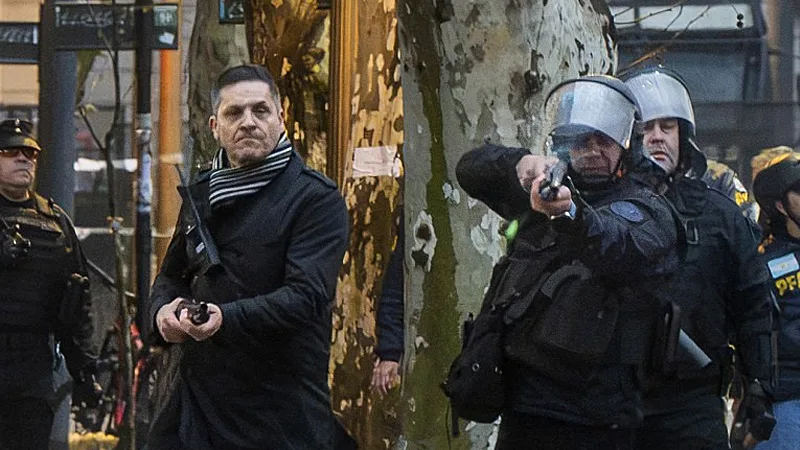 Identificaron al policía de civil que disparó con un arma contra manifestantes frente al Congreso