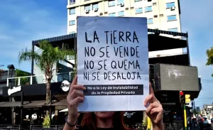 Se marcha igual: el proyecto oficial ya no incluye extranjerización pero sí desalojos express y permiso para incendiar campos
