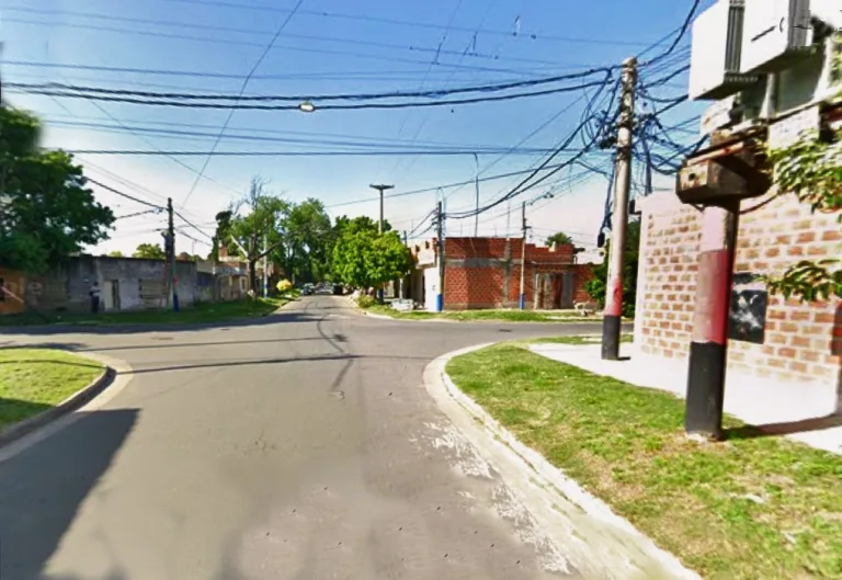 Un chico de 16 años reaccionó a un grupo que quiso robarle y mató de una puñalada en el cuello a uno de los ladrones