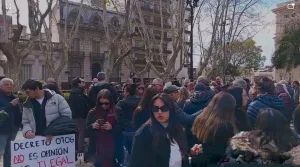 En tribunales y en la calle hay disputa de la Caja de Ingenieros y colegios profesionales con la Municipalidad por un decreto