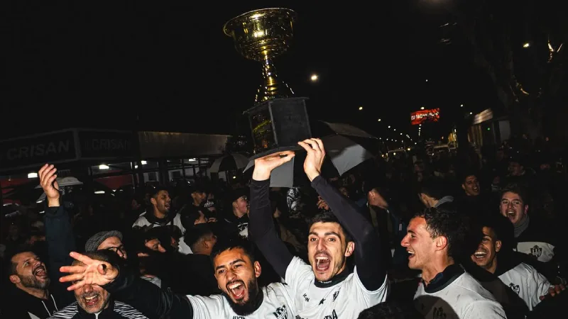 Santiago Fiore, capitán de Unión de Arroyo Seco, levanta la copa de campeón del Torneo Apertura de la Liga Regional del Sud