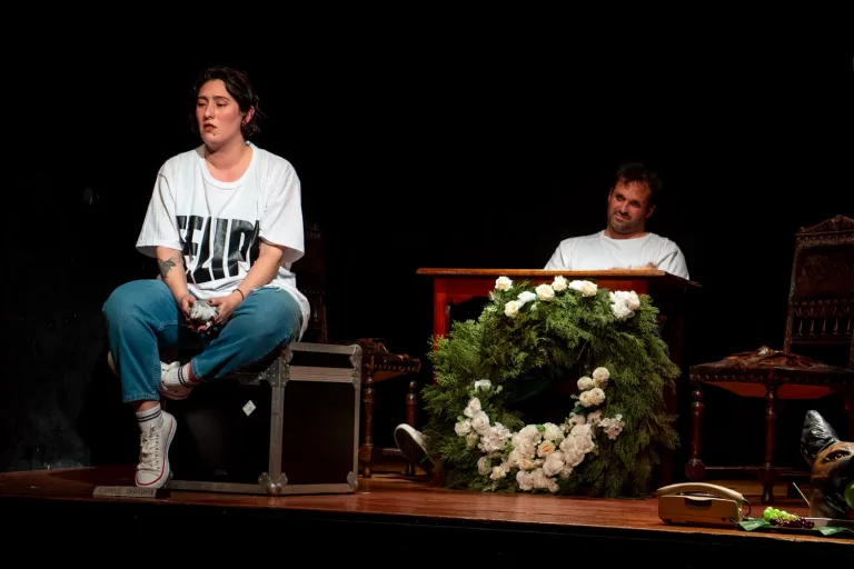 “Los Animales”: una inquietante apuesta al teatro posdramático que se vale de la disparidad y arbitrariedad de la memoria