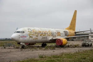 Flybondi entra en zona crítica: 12 días sin vuelos, web caída y presión financiera en aumento