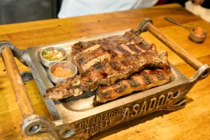 ¿Dónde comer una buena parrilla en Buenos Aires? Revire Brasas Bravas, la experiencia del auténtico asado argentino sobre Avenida Corrientes