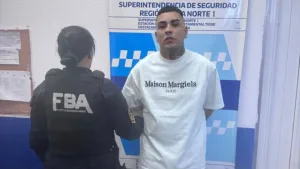 Detuvieron al cantante de RKT Callejero Fino: viajaba en una camioneta sin patente y le secuestraron un arma