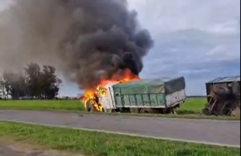 Siniestro fatal en la Ruta 21, entre Fighiera y Pavón: un auto se incendió tras chocar de frente con un camión y el conductor murió carbonizado