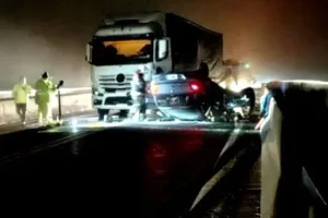 Choque frontal entre un auto y un camión: hay heridos y cortaron el puente Rosario-Victoria