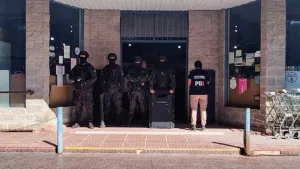 Filmaba a clientas menores y subía videos a Tik Tok: cajera de súper chino pagará multa millonaria