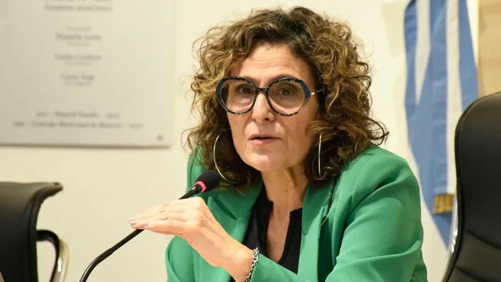 Bandera retirada del Coloso sobre la Ley de Tierras: Norma López le exige al gobierno provincial explicaciones