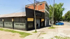 Balean concesionaria y dejan nota extorsiva