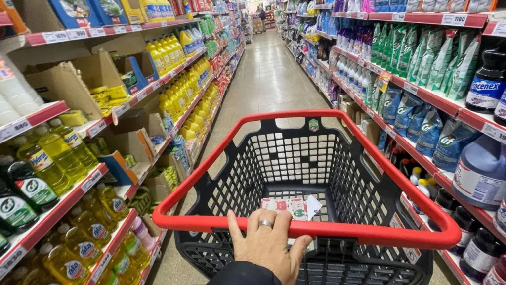 El consumo sigue en picada: las ventas en supermercados y mayoristas cayeron 3,1% interanual en junio
