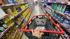 El consumo sigue en picada: las ventas en supermercados y mayoristas cayeron 3,1% interanual en junio