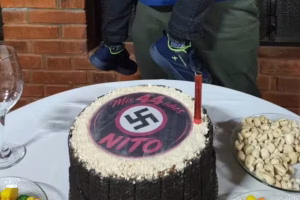 Escándalo por un hombre que festejó su cumpleaños con una torta decorada con una esvástica