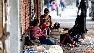 Pobreza infantil: casi el 40% de niños y adolescentes argentinos tienen dificultad para acceder a ropa y calzado
