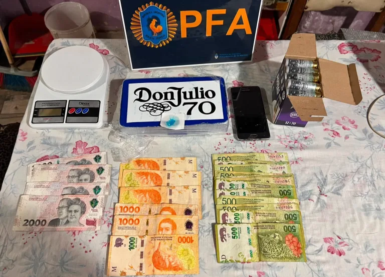 Una decena de allanamientos en Las Flores: 3Kg de cocaína con el logo de un tequila mexicano, una pistola de la policía bonaerense, dinero y 13 detenidos