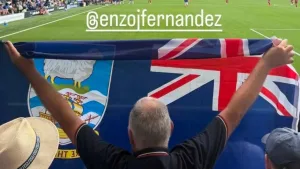 Provocación inglesa: un hincha de Chelsea le mostró una bandera británica de las Islas Malvinas a Enzo Fernández