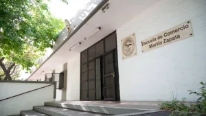 Un profesor pensó que desconectó el proyector y se puso a navegar en imágenes con contenido sexual: lo vio toda la clase