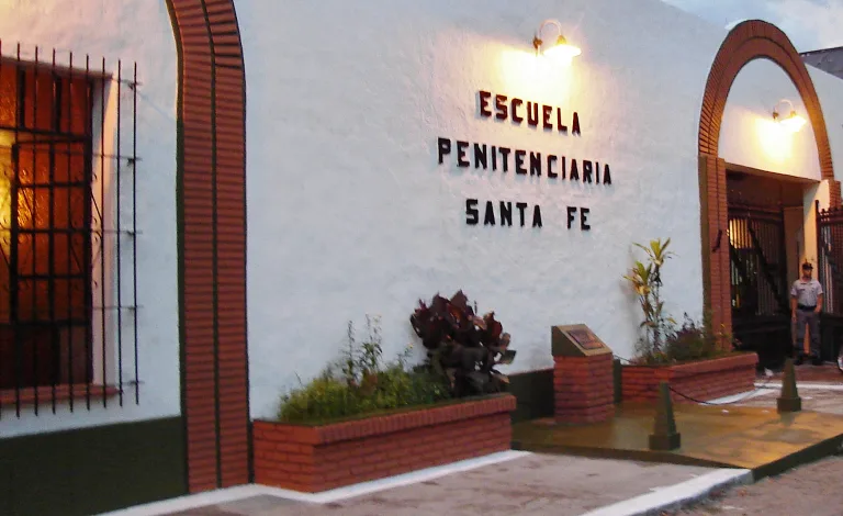 Detuvieron a siete estudiantes de la Escuela Penitenciaria 7 de Santa Fe acusados de abuso colectivo a otro aspirante