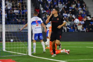 Estudiantes sacó a relucir su mística copera, superó 3-0 a Universidad Católica en Chile y avanzó a los cuartos de la Libertadores