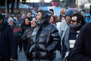 Fito Páez participó de la marcha en Bariloche: "La Argentina no se vende, ¿tan difícil es entenderlo?"