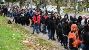 Cola de gente buscando trabajo