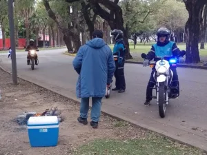 Hinchas tucumanos quisieron prender fuego para hacer asados en el Parque Independencia antes del partido con Independiente y los frenaron