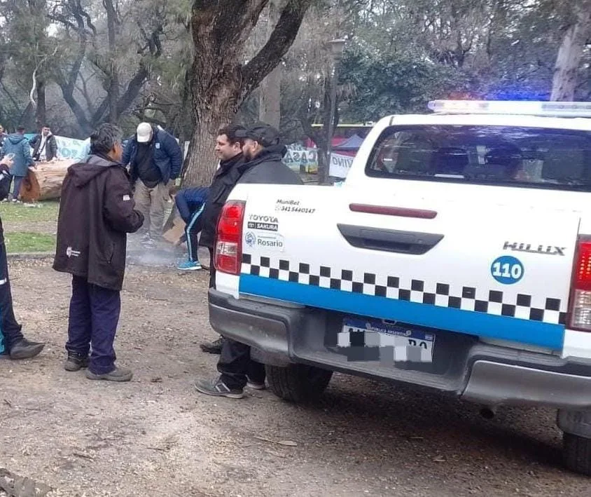 Hinchas tucumanos quisieron prender fuego para hacer asados en el Parque Independencia antes del partido con Independiente y los frenaron