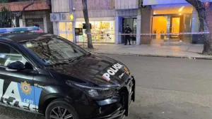 Una joven fue atacada a chuchillazos por su novio en un departamento de barrio Abasto: quedó internada en grave estado en el Heca
