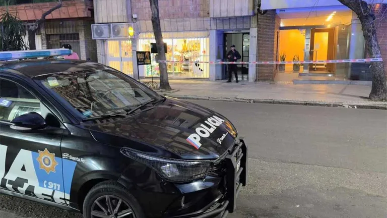 La joven que fue atacada a cuchillazos por su pareja en un departamento de barrio Abasto sigue internada en grave estado en el Heca