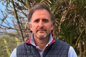 Incompatible y sospechoso: el senador libertario Joaquín Benegas Lynch dirige una empresa que gestiona ventas de tierras a extranjeros