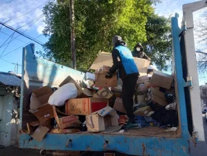 Impactante operativo en la casa de un hombre que acumulaba basura: ya retiraron 10 camiones y todavía falta la mitad de la vivienda