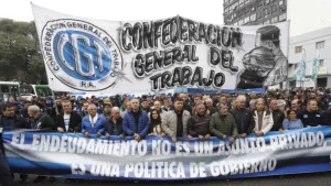 La CGT y las CTA reclamaron “un programa de refinanciación de deudas” para revertir la morosidad récord