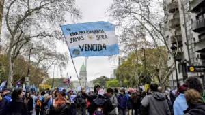 Postal de época que se repite: sesiona el Senado y afuera hay represión