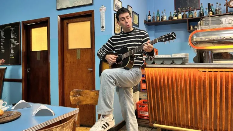 Mateo Sujatovich se despoja de El Ruso y comienza una gira íntima en Rosario