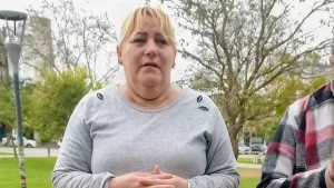 Caso Micaela Albornoz: su mamá se encadenó frente al Centro de Justicia Penal y denunció que la joven rosarina se fue del consulado argentino en Florianópolis
