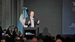 Sturzenegger reconoció la caída del empleo formal, pero rechazó cualquier tipo de auxilio estatal a las familias endeudadas
