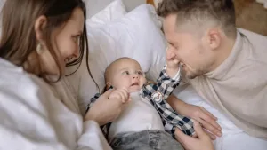 Caída de la natalidad: los argentinos quieren hijos, pero la economía y la vivienda los frenan