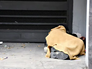 Un informe advierte que hay un hecho de violencia contra personas en situación de calle cada 14 horas
